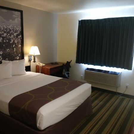 Super 8 By Wyndham Windsor Ξενοδοχείο Εξωτερικό φωτογραφία