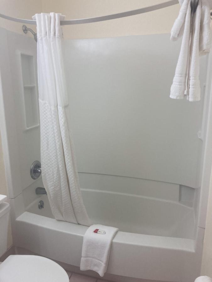 Super 8 By Wyndham Windsor Ξενοδοχείο Εξωτερικό φωτογραφία