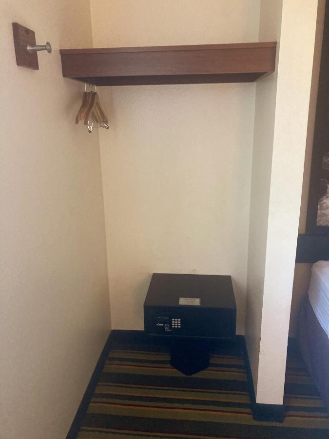 Super 8 By Wyndham Windsor Ξενοδοχείο Εξωτερικό φωτογραφία