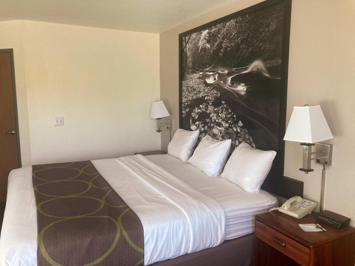 Super 8 By Wyndham Windsor Ξενοδοχείο Εξωτερικό φωτογραφία
