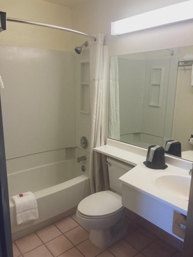 Super 8 By Wyndham Windsor Ξενοδοχείο Εξωτερικό φωτογραφία