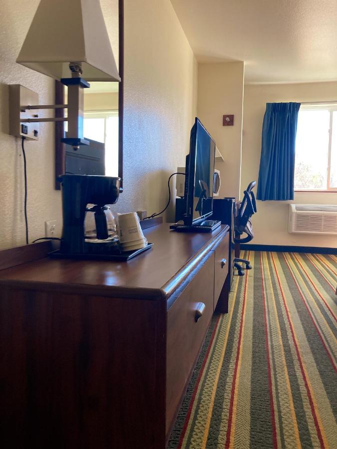 Super 8 By Wyndham Windsor Ξενοδοχείο Εξωτερικό φωτογραφία