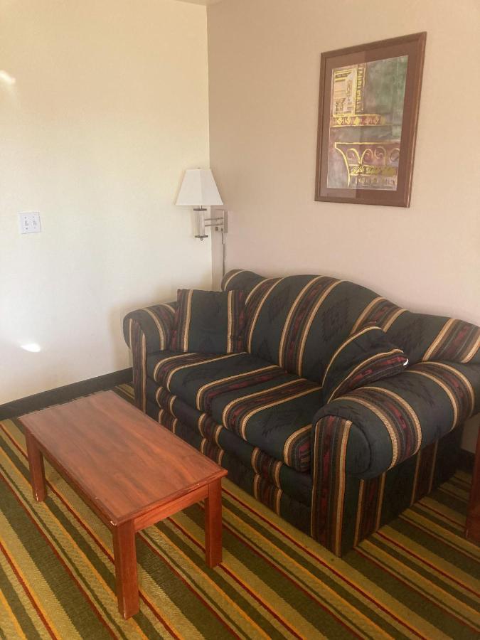 Super 8 By Wyndham Windsor Ξενοδοχείο Εξωτερικό φωτογραφία