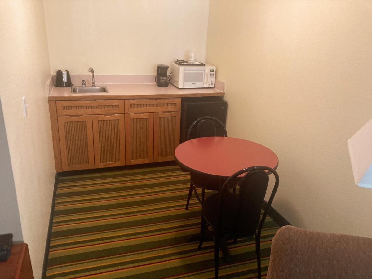 Super 8 By Wyndham Windsor Ξενοδοχείο Εξωτερικό φωτογραφία