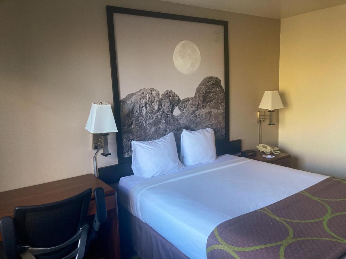 Super 8 By Wyndham Windsor Ξενοδοχείο Εξωτερικό φωτογραφία