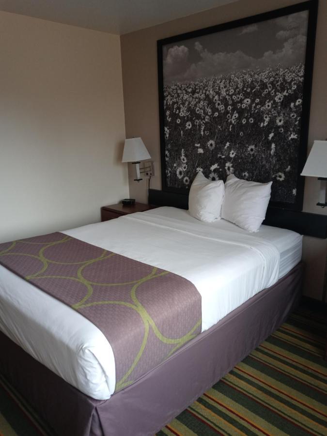 Super 8 By Wyndham Windsor Ξενοδοχείο Εξωτερικό φωτογραφία