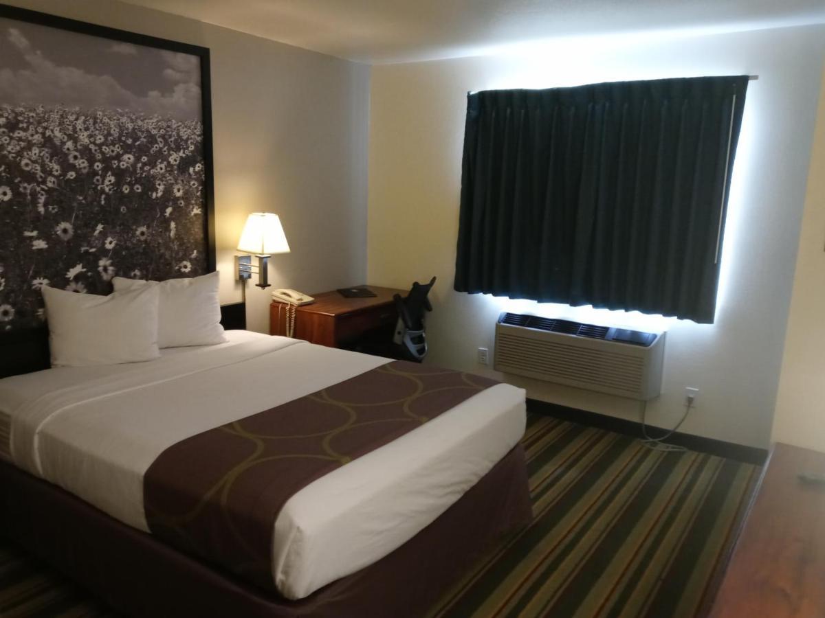 Super 8 By Wyndham Windsor Ξενοδοχείο Εξωτερικό φωτογραφία