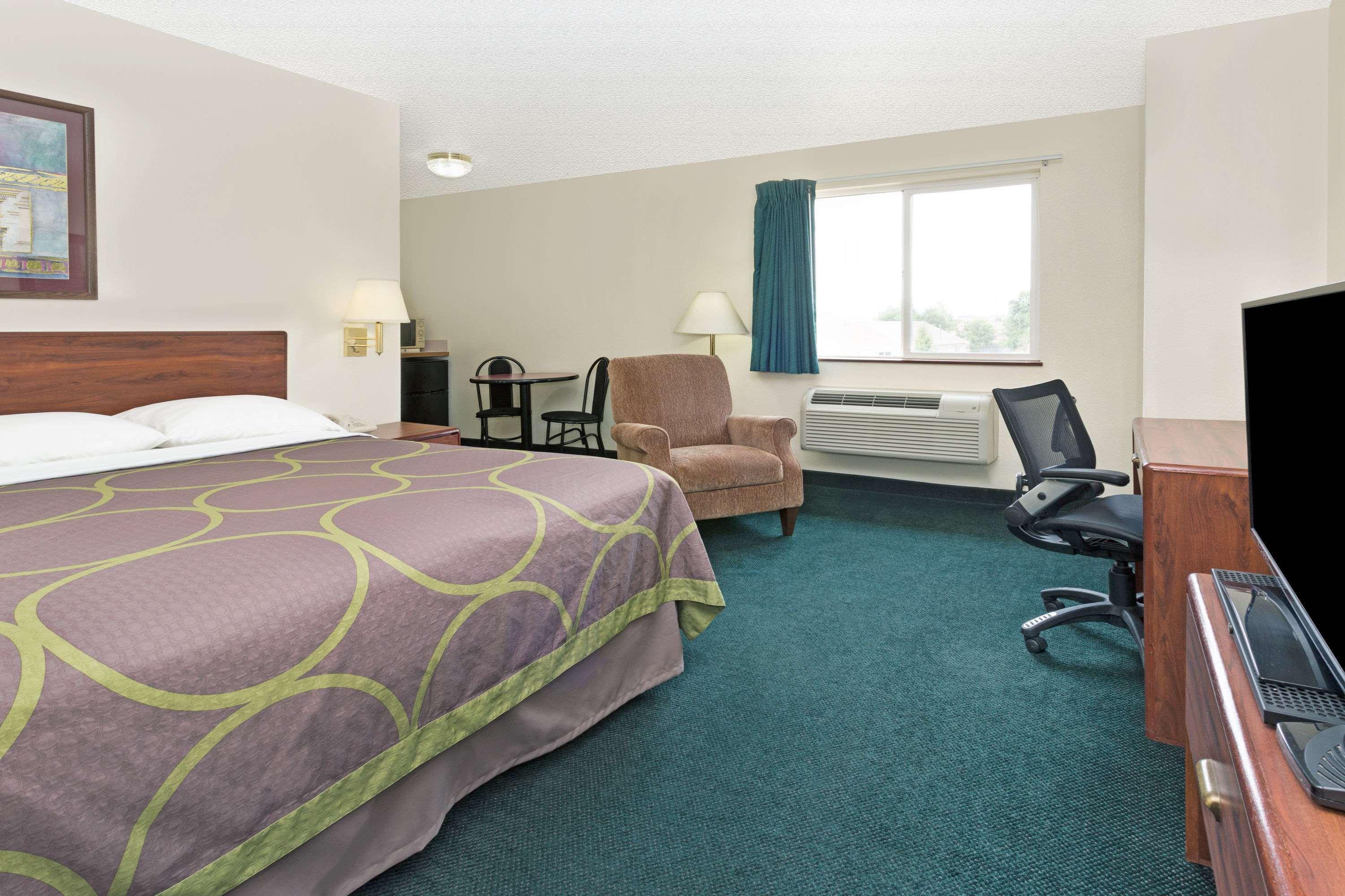 Super 8 By Wyndham Windsor Ξενοδοχείο Εξωτερικό φωτογραφία
